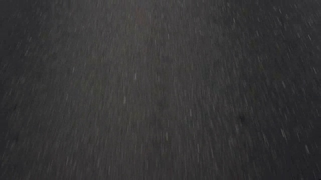 汽车在路上行驶，越过破碎的白色标记线。