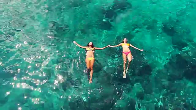 詳情圖-躺在清澈的海洋的水面上?？罩械囊暯恰Ｏ奶斓臉啡さ纳罘绞?。
