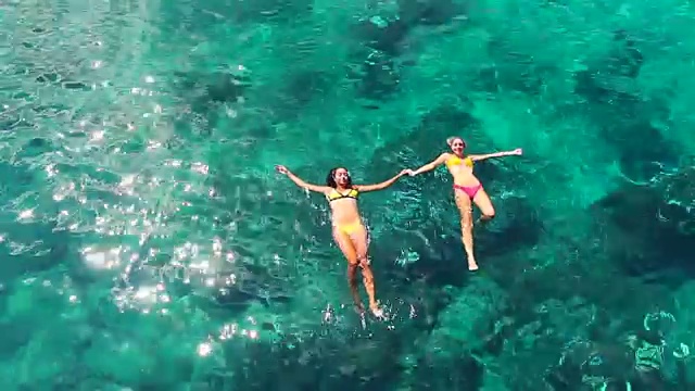 詳情圖-躺在清澈的海洋的水面上。空中的視角。夏天的樂趣的生活方式。