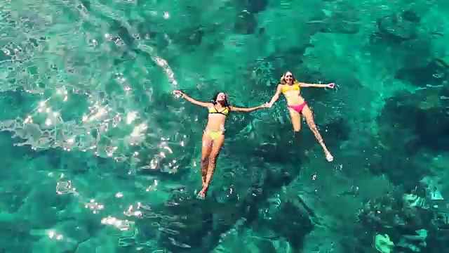 詳情圖-躺在清澈的海洋的水面上。空中的視角。夏天的樂趣的生活方式。