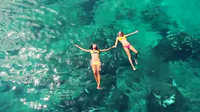 詳情圖-躺在清澈的海洋的水面上。空中的視角。夏天的樂趣的生活方式。