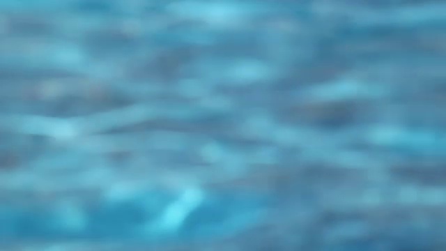 游泳池中蓝色的水抽象模糊