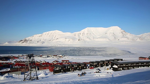 小镇朗伊尔城，位于挪威斯瓦尔巴特群岛冰雪覆盖的群山中，位于北冰洋沿岸。