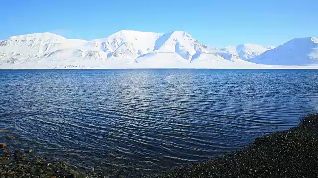 北冰洋的波浪和斯匹次卑尔根群岛白雪皑皑的山脉。