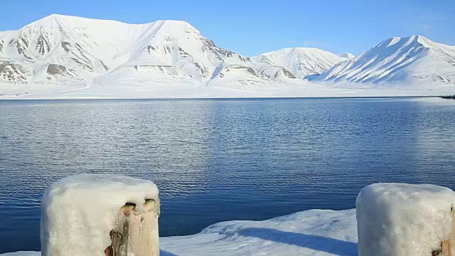 挪威斯瓦尔巴特群岛冰雪覆盖的群山中，北冰洋沿岸的一个小镇。