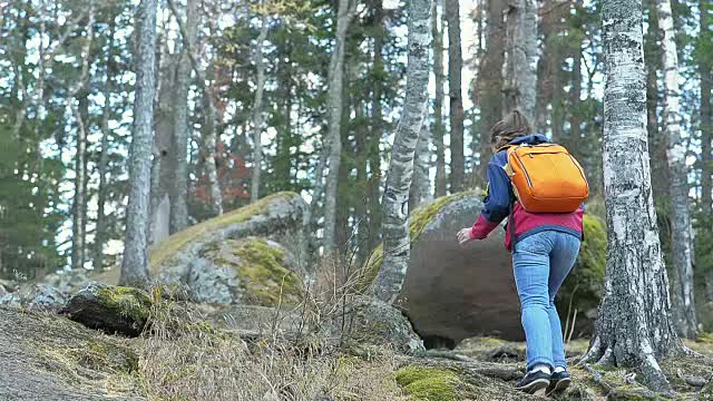 女孩在山上爬小路