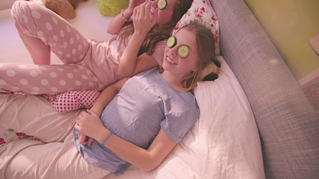 详情图-穿着睡衣眼睛上贴着黄瓜的少女