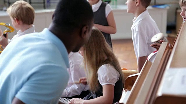 孩子们在学校一起演奏乐器