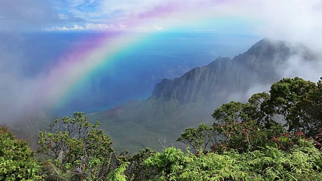 夏威夷卡拉劳小道上的彩虹