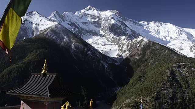 塔和经幡旗附近的定伯切村与Lhotse山，通往珠穆朗玛峰大本营，昆布山谷，Solukhumbu, Sagarmatha国家公园，尼泊尔喜马拉雅山