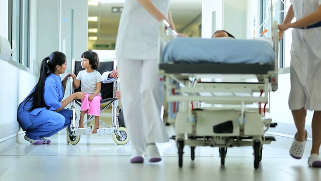 详情图-民族医生护士安抚幼童病人