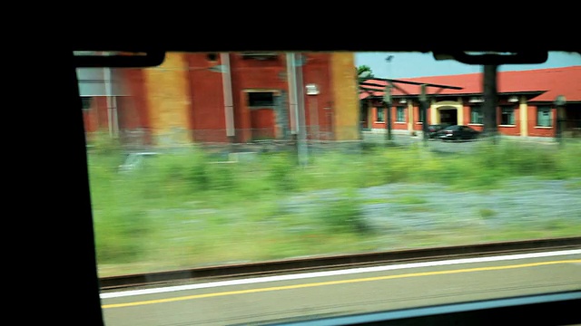 詳情圖-從火車窗口可以看到經(jīng)過的鄉(xiāng)村景觀