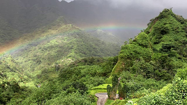 塔希提岛。波利尼西亚。云在山景和彩虹之上