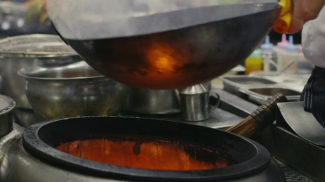 亚洲餐厅，专业厨师烹饪食物，老兄，中国厨师工作