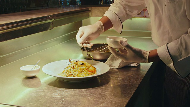 詳情圖-廚師烹飪，準備食物，意大利面，專業(yè)廚師在餐廳廚房