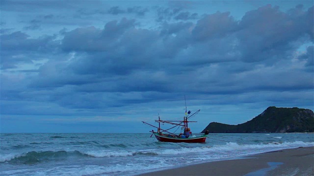 沿海渔船漂浮;在暴雨的泰国。