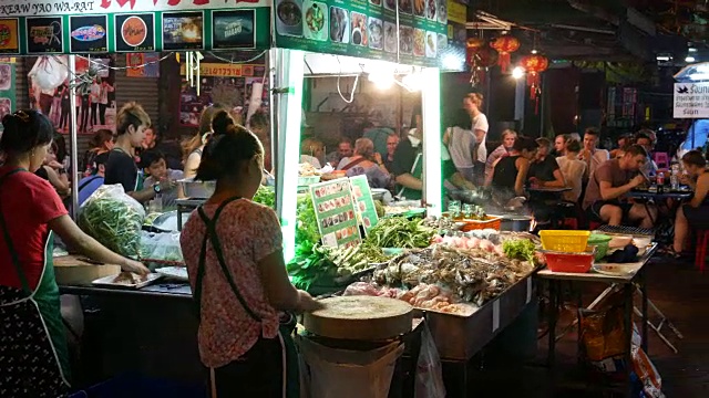 在曼谷的中国城用餐