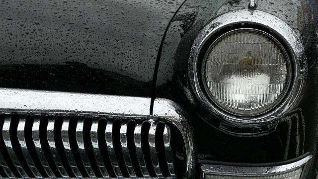 雨中的老式汽车