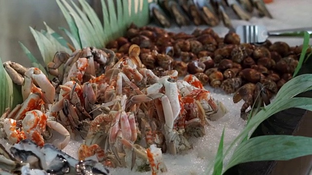 海鲜酒吧冰，虾，贻贝，螃蟹和贝壳