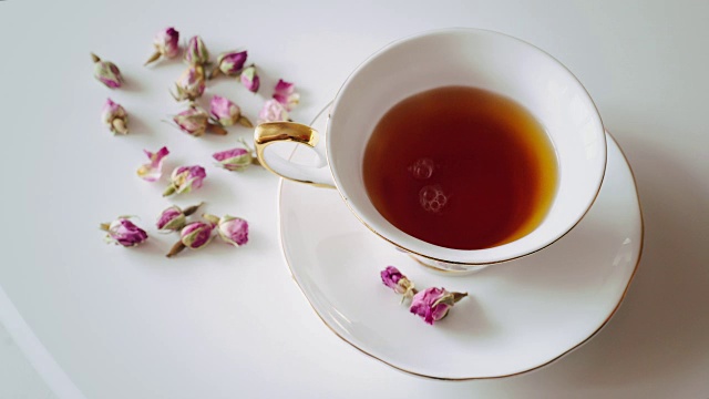 詳情圖-將茶倒入一個美麗的白色杯子里，加入檸檬和玫瑰