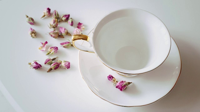 詳情圖-將茶倒入一個美麗的白色杯子里，加入檸檬和玫瑰