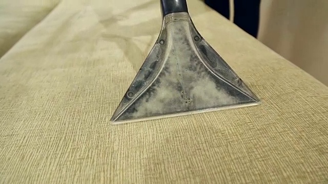 使用专用工具清洗脏沙发和椅子