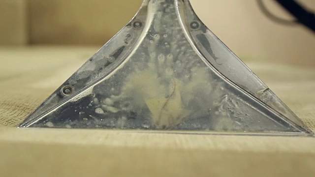 使用专用工具清洗脏沙发和椅子