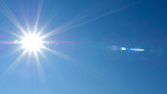 美丽的夏日太阳在它的顶点