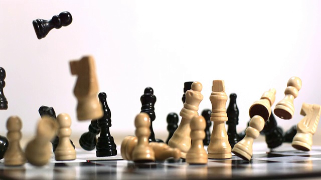 随着棋子下落而弹跳和振动的棋盘