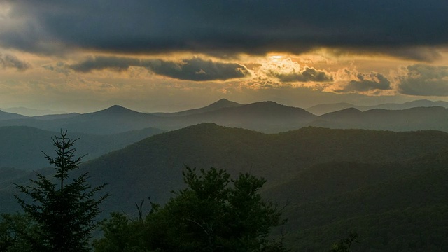 阿巴拉契亚山脉上的黄昏穆迪场景