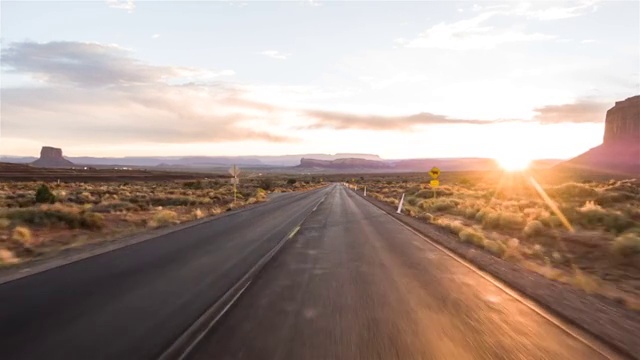 詳情圖-駕駛美國:壯觀的日落駕駛拍攝沿著孤獨(dú)的道路在美國沙漠