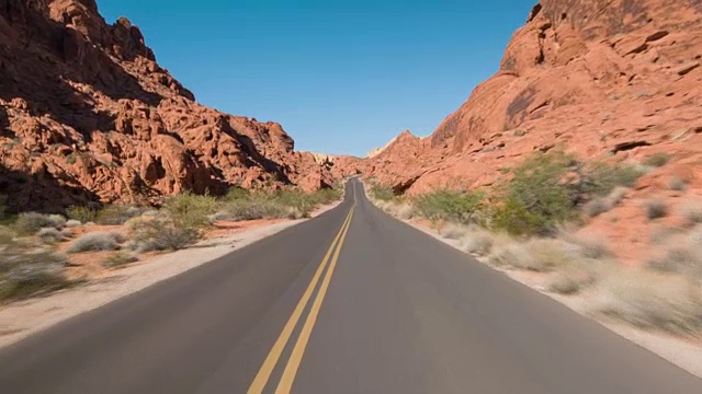 驾驶美国:在内华达州火谷穿过红色砂岩地层的孤独空旷高速公路