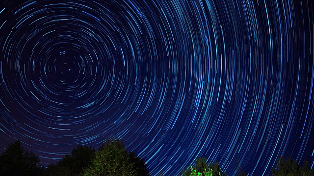 时间流逝，星星在夜空中的轨迹