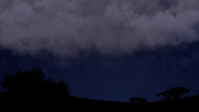 闪电照亮夜空，大雨和大雷雨