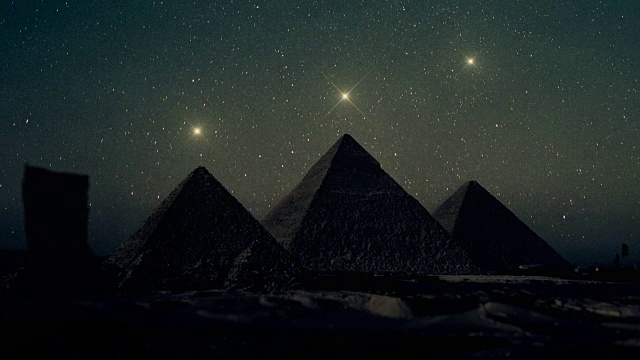 吉萨金字塔上方的猎户座星星