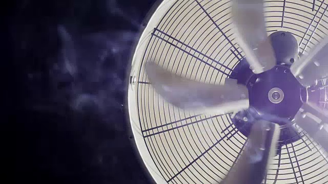 缓慢旋转的通风机中有烟。