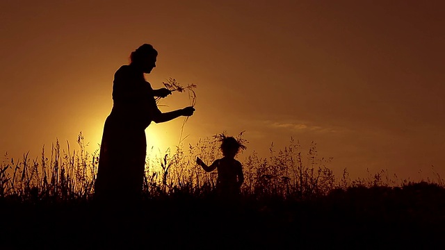 孕婦為3歲的女兒夕陽編織花環(huán)。