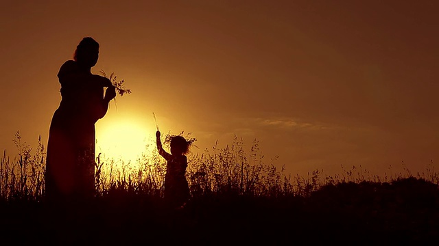 詳情圖-孕婦為3歲的女兒夕陽編織花環(huán)。