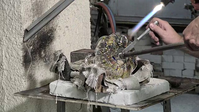 玻璃吹制工在他的车间工作