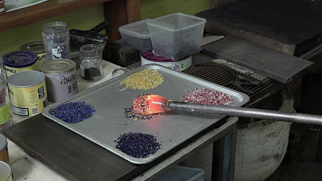 玻璃吹制工在他的车间工作