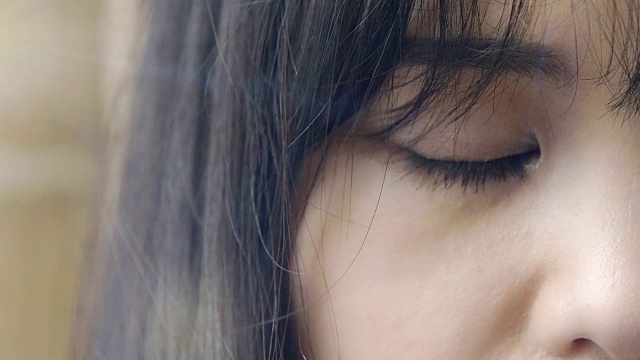 近距离拍摄中国年轻女子的眼睛