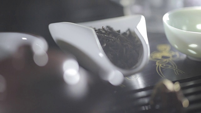 刚泡好的锡兰茶的香味来自茶壶
