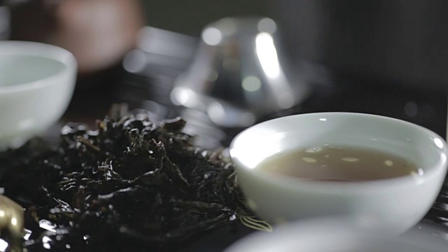 往杯子里倒茶