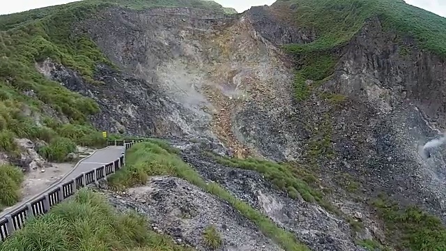 位于台湾台北市的一座休眠火山，以其地质风景而闻名。