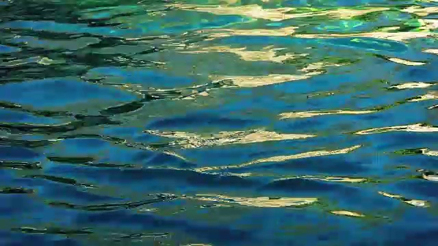 色彩斑斓的水波
