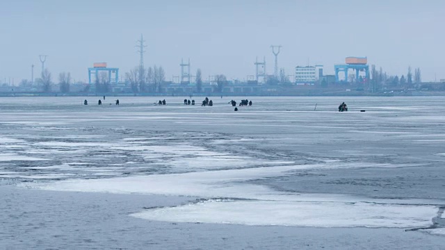 时间流逝与缩放效果的冬季渔民钓鱼在冰上