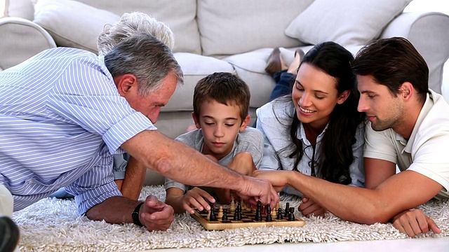 大家庭玩国际象棋