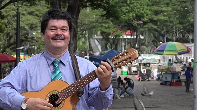 周日公园广场的吉他手