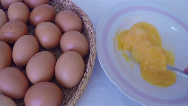 用叉子将鸡蛋混合在盘子里