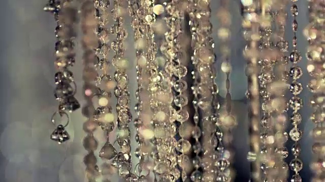 闪亮的水晶背景。水晶吊灯。水晶石头。缓慢的运动。